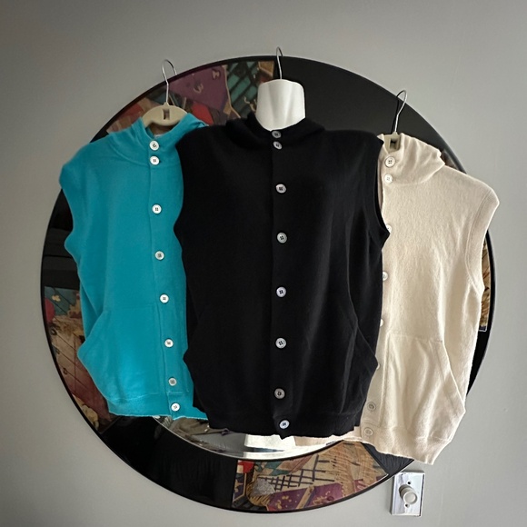 A BUNDLE OF 8 BUTTON UP CASHMERE VEST WITH A HOOD AND TWO POCKETS - Picture 1 of 8